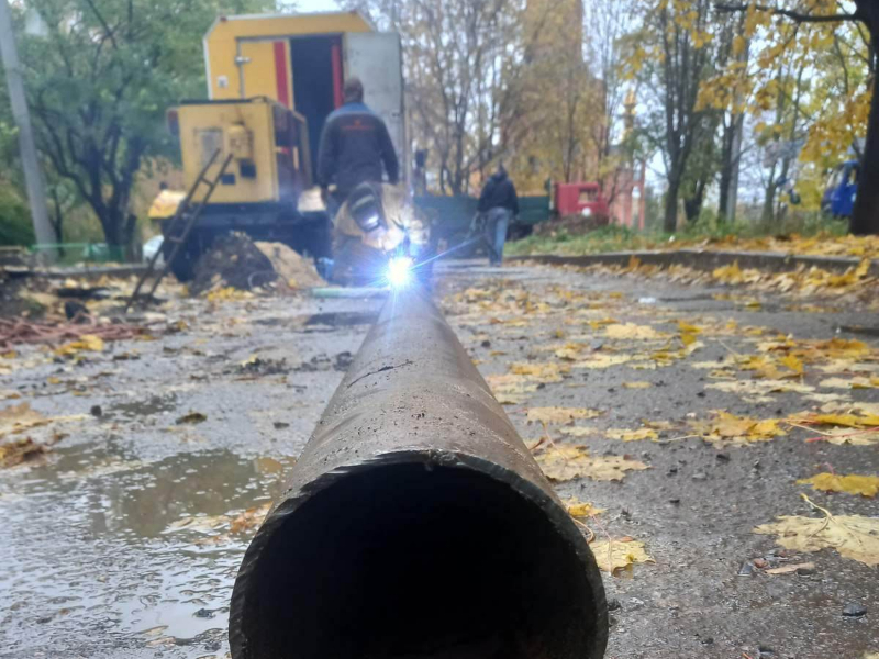 У Київському районі продовжують відновлювати пошкоджені вибухами водоводи