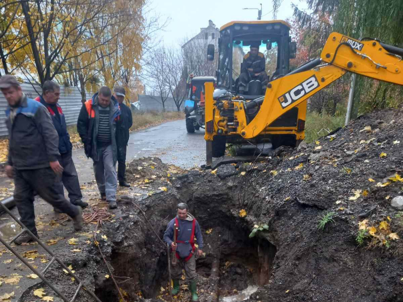 У Київському районі продовжують відновлювати пошкоджені вибухами водоводи