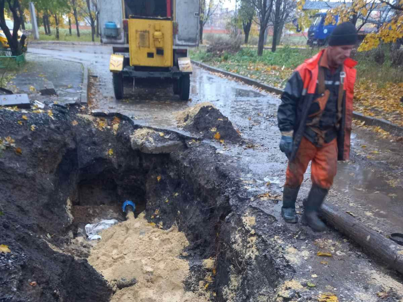У Київському районі продовжують відновлювати пошкоджені вибухами водоводи