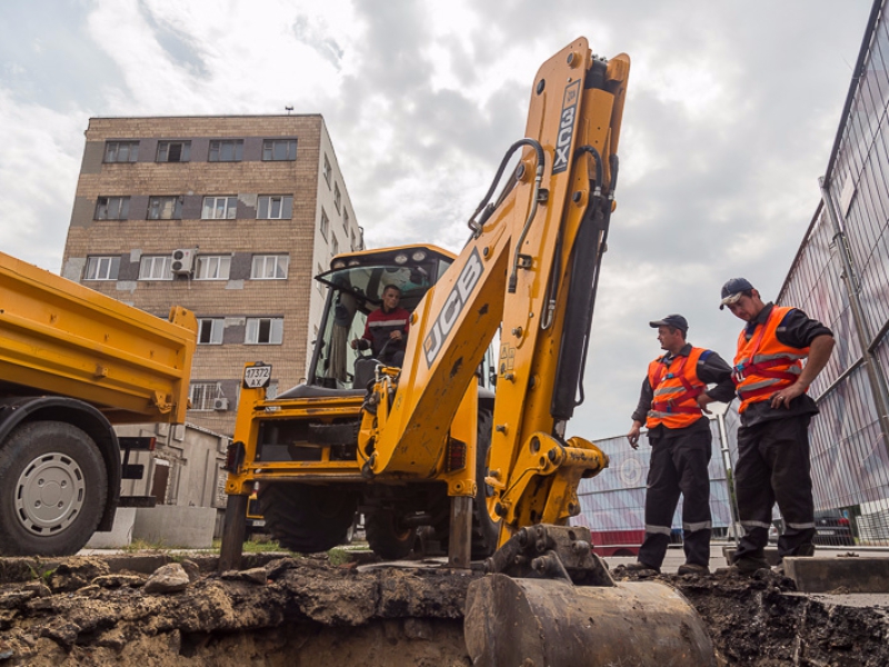 По вулиці Тюринській замінюють водопровідні мережі