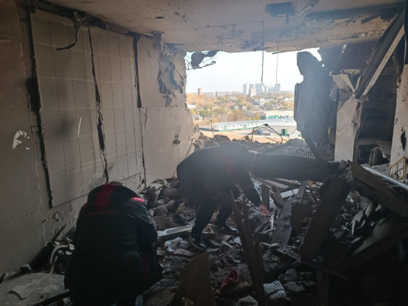 Ремонтники «Харківводоканалу» відновлюють водопостачання після авіаудару у Холодногірському районі