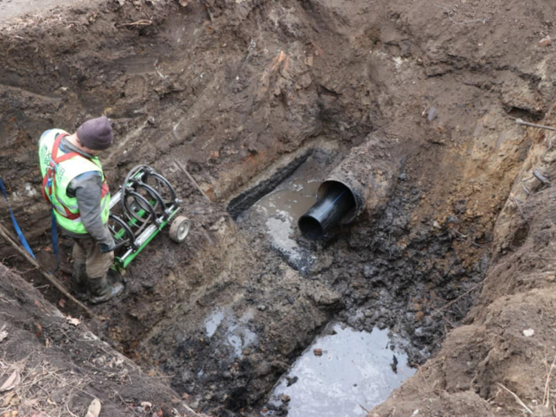 У Салтівському районі оновлюють аварійний водовід
