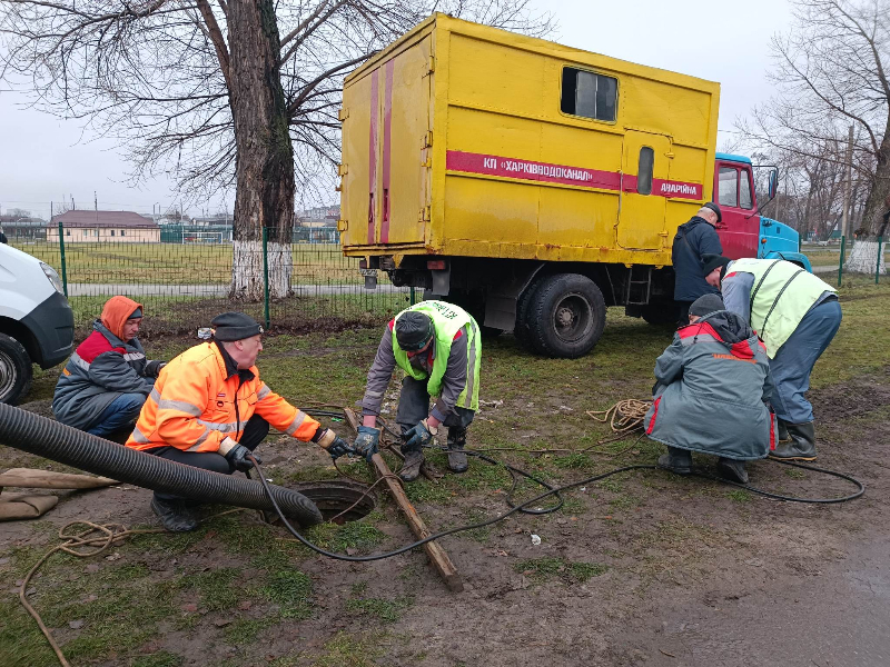 Ремонтники КП «Харківводоканал» оперативно відновлюють колектор водовідведення