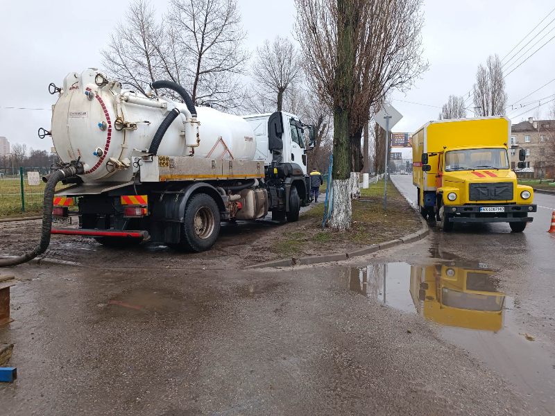 Ремонтники КП «Харківводоканал» оперативно відновлюють колектор водовідведення