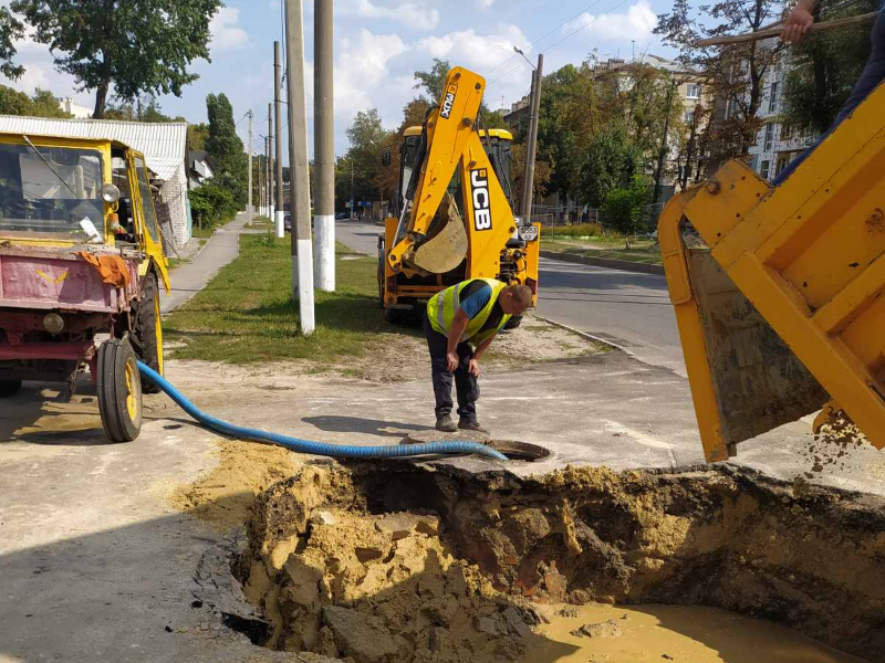 У Новобаварському районі оперативно відновлюють водоводи