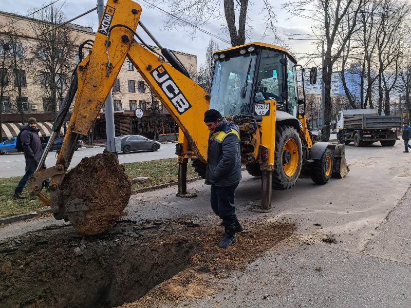 У Шевченківському районі оперативно відновлюють пошкодженні трубопроводи