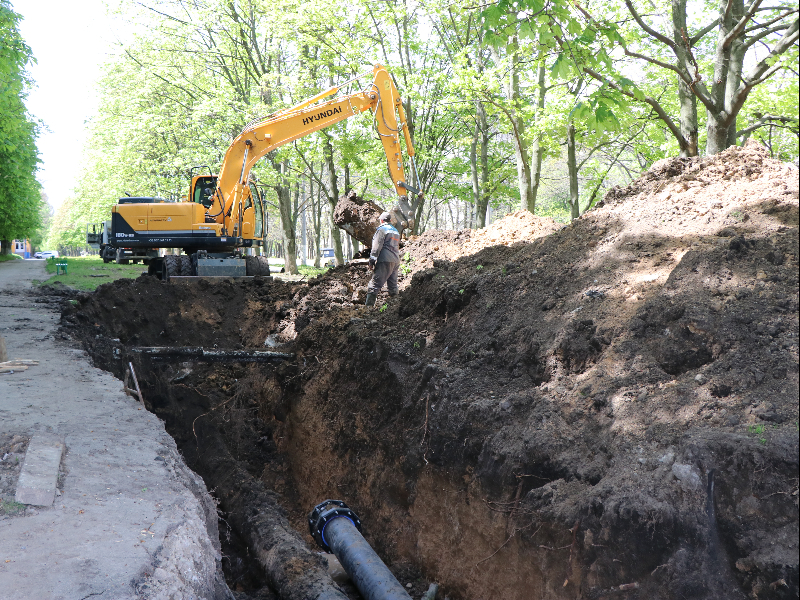 У Салтівському районі продовжується заміна ділянки водоводу