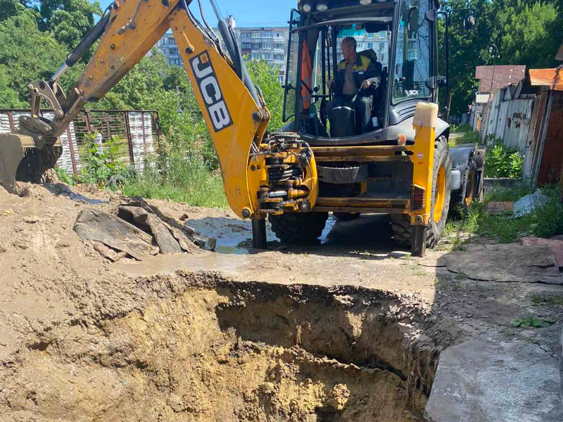 У Новобаварському районі відновлюють водоводи