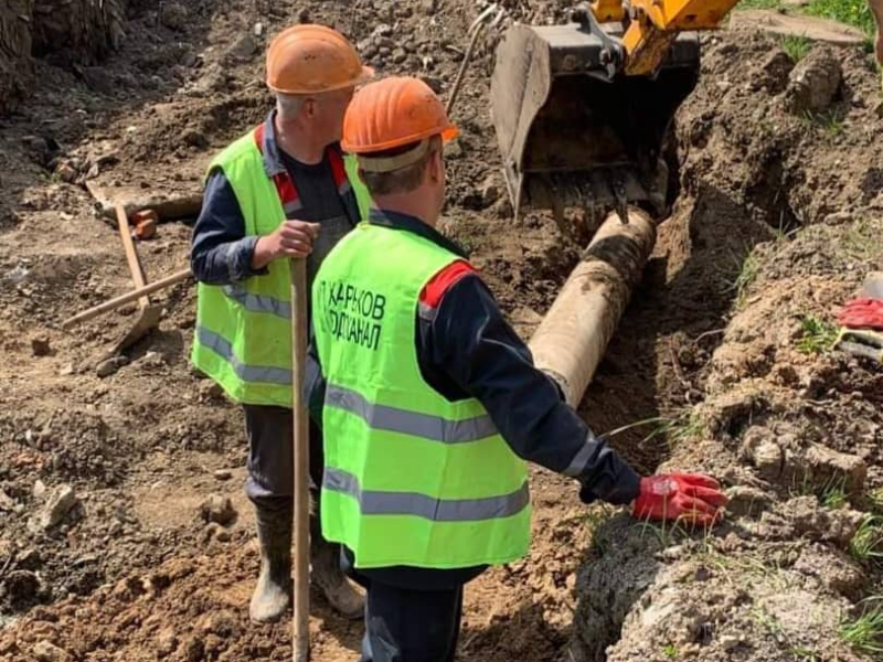 У Новобаварському районі перекладають водоводи