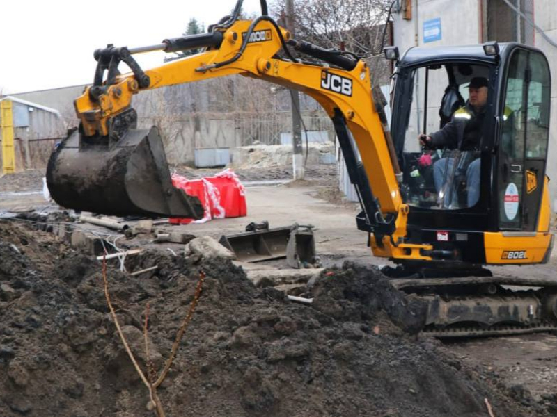 У Новобаварському районі відремонтували оглядові колодязі