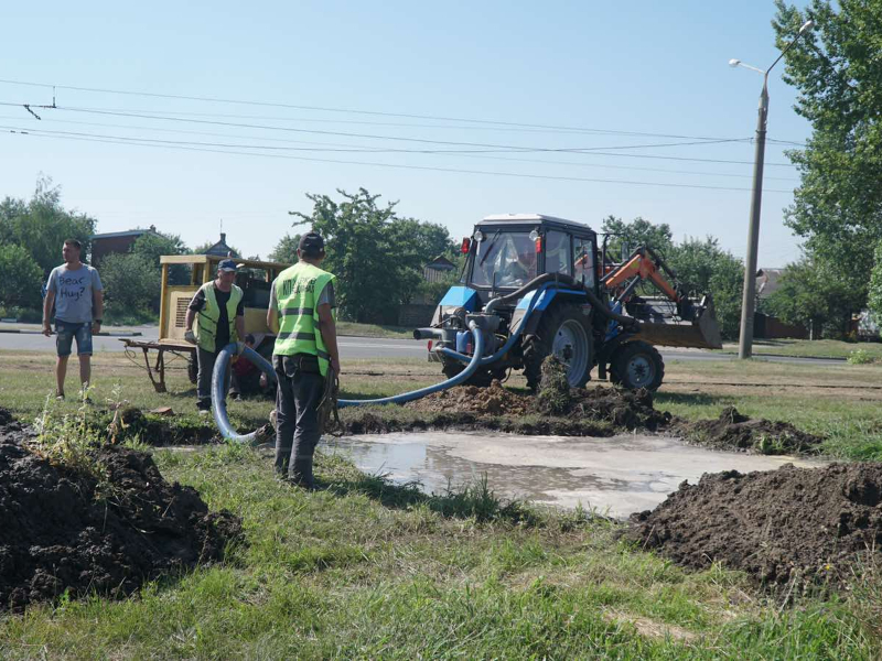 Бригади КП «Харківводоканал» оперативно усувають пошкодження на водоводі у Салтівському житловому масиві