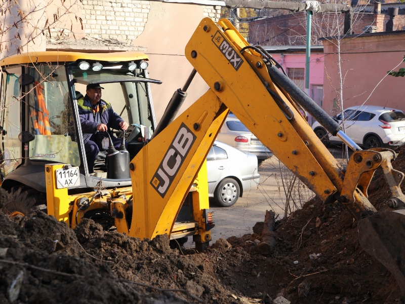 На території Медичного комплексу по провулку Балакірєва ведеться заміна мереж водопостачання