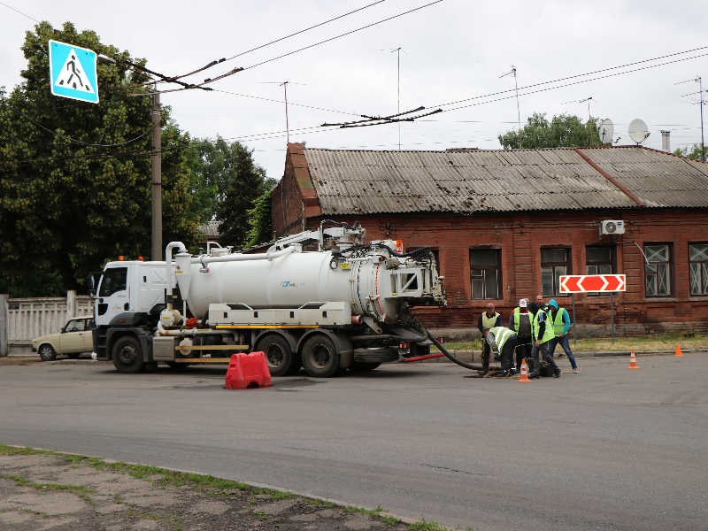 У Новобаварському районі прочистили понад 2 кілометрів мереж водовідведення