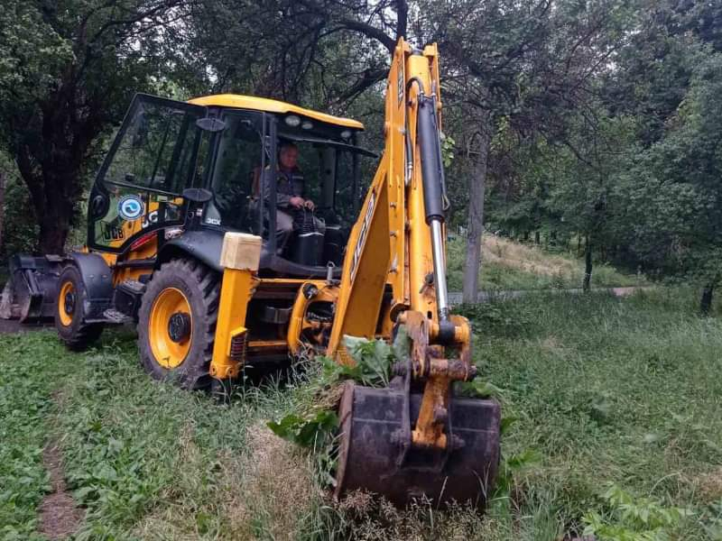 У Новобаварському районі відновлюють трубопроводи у приватному секторі