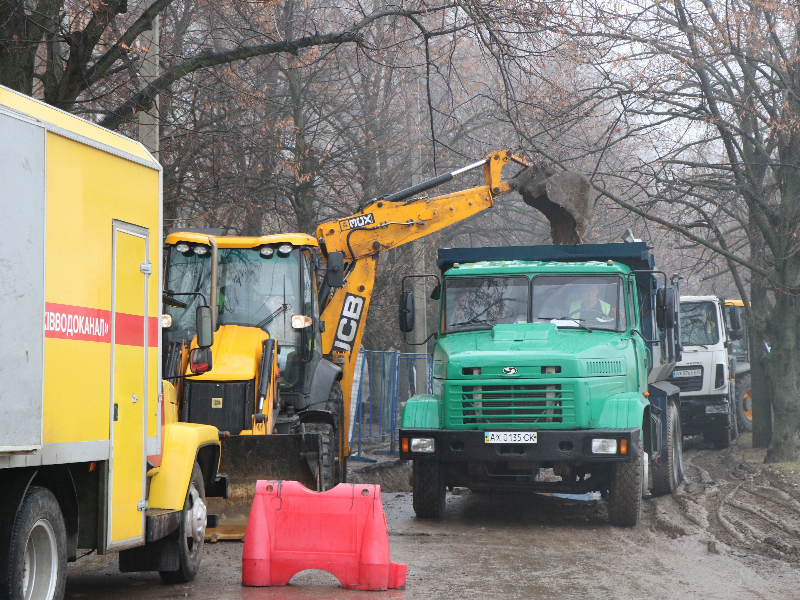 У Київському районі оновлюють колектор