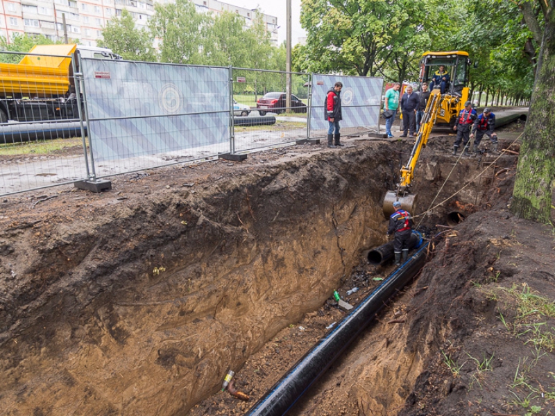 По вулиці Тракторобудівників проводять заміну водопровідних труб методом санації