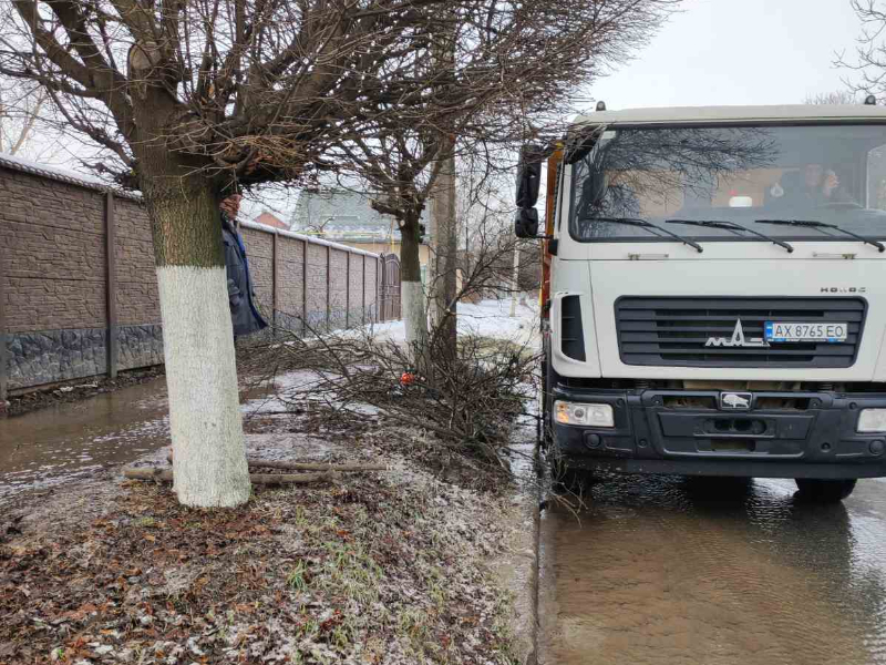 На Ново-Баварському проспекті оперативно усувають аварійну ситуацію на трубопроводі