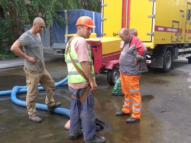 У Новобаварському районі оперативно відновлюють водопостачання