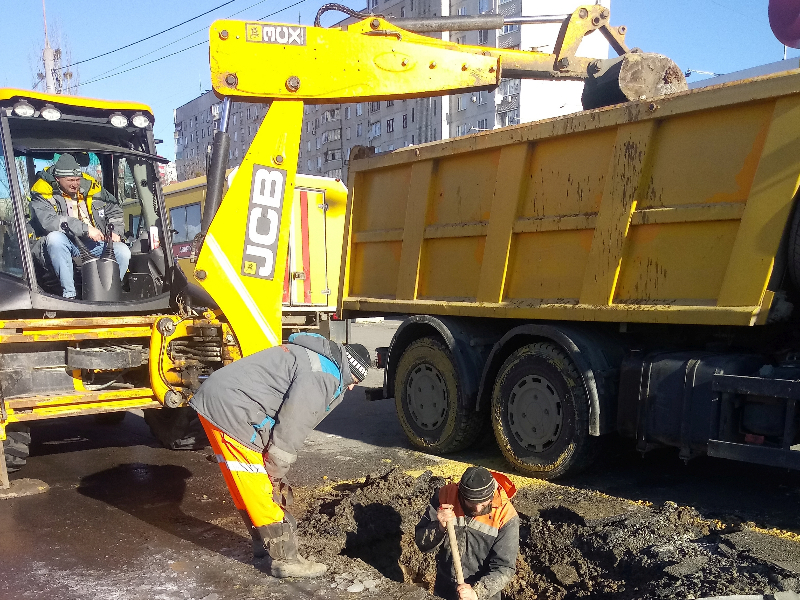 У Шевченківському районі ліквідують складну аварію