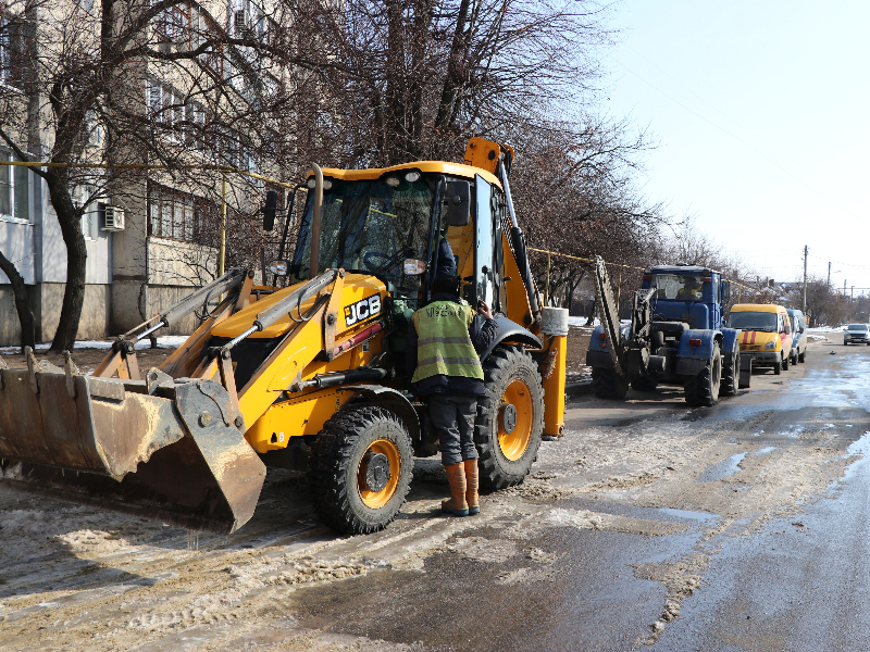 У Новобаварському районі оперативно відновлюють водопостачання