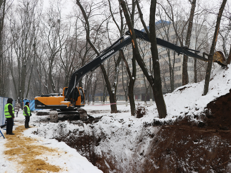 У Новобаварському районі триває реконструкція колектора