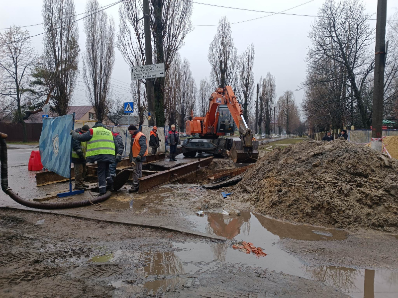 Ремонтники КП «Харківводоканал» оперативно відновлюють колектор водовідведення