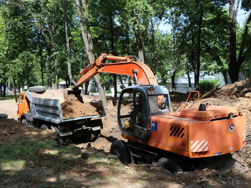 Ремонтники «Харківводоканалу» продовжують відновлювальні роботи на колекторі у Новобаварському районі