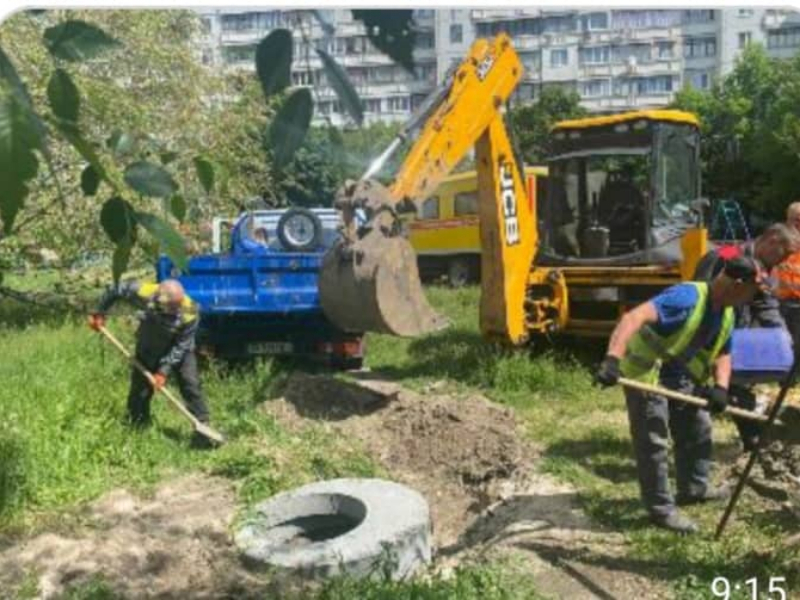 У Харкові негайно відновлюють зруйновані вибухами мережі водовідведення